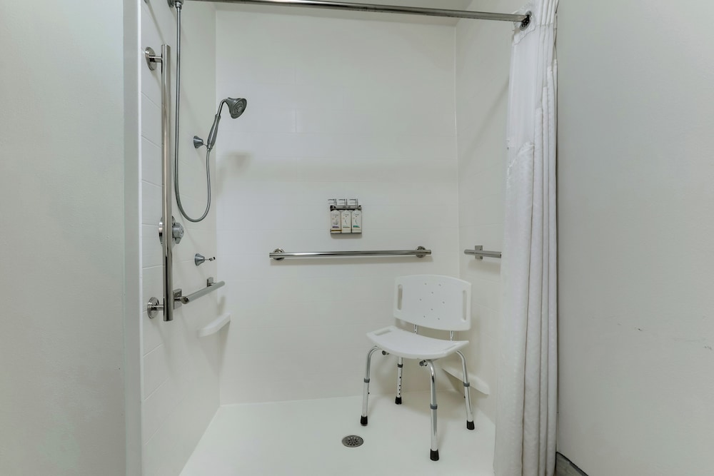 Holiday Inn Express Hotel Suites Richmond 66/67
