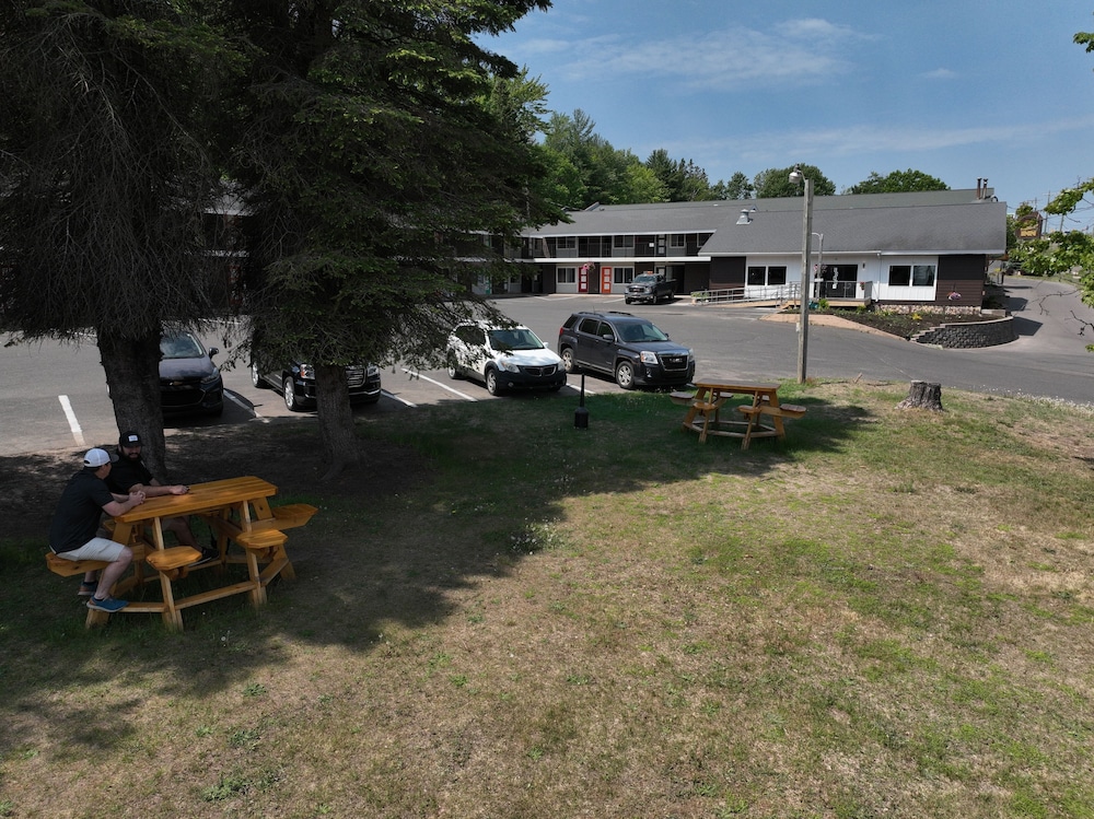Cedar Motor Inn 52/56