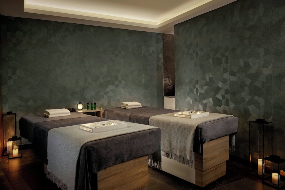 Montcalm East, Autograph Collection 29/73