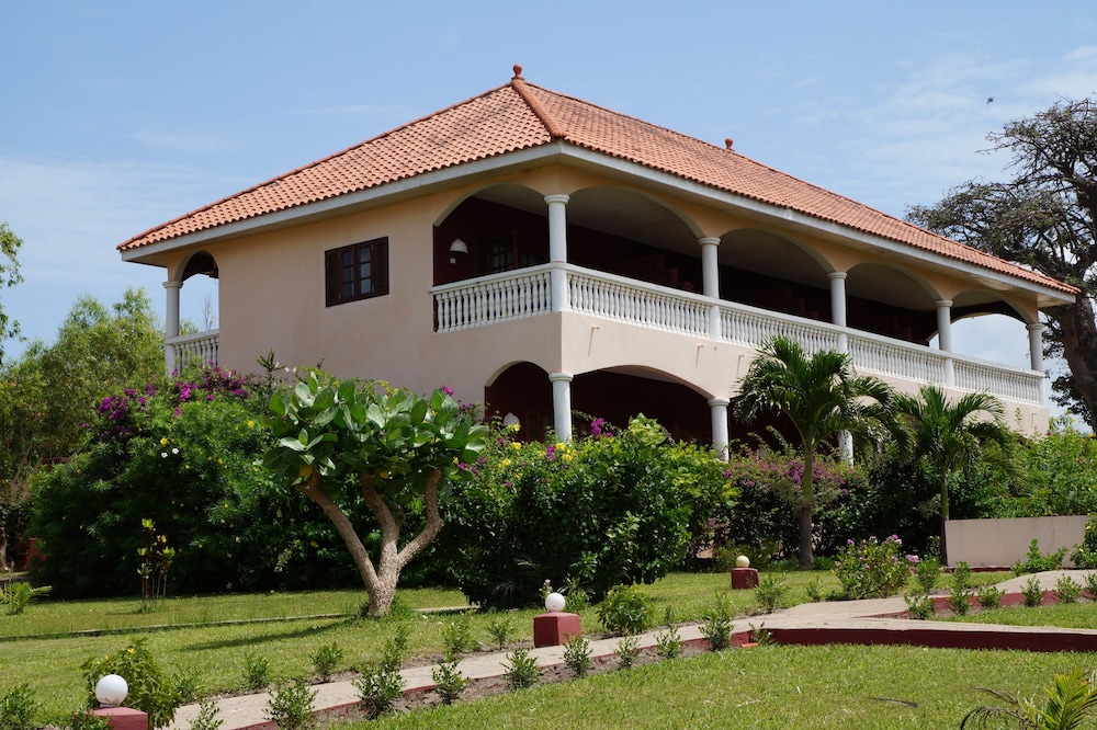 Lemon Creek Hotel Resort in SERREKUNDA