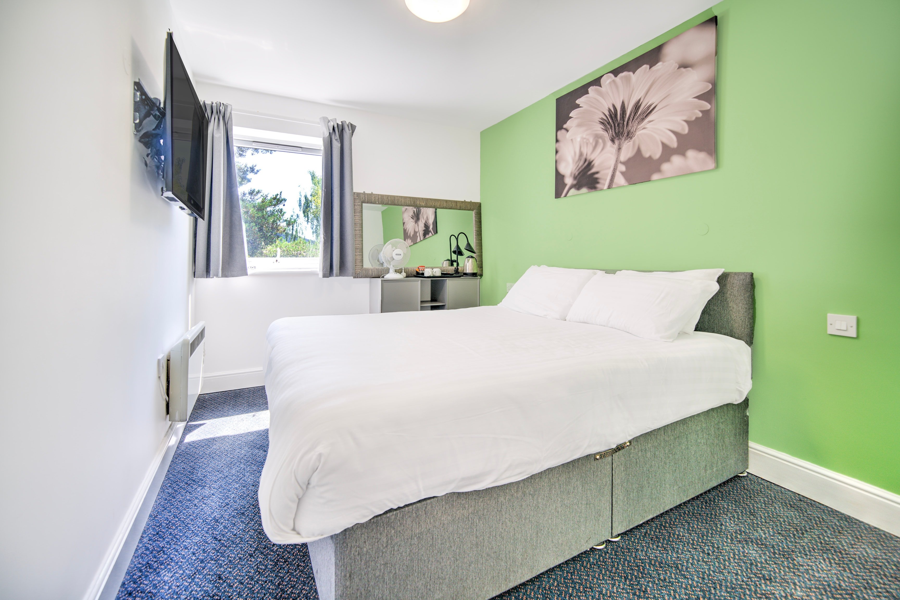 GO2 Gloucester Hotel by OYO 14/40