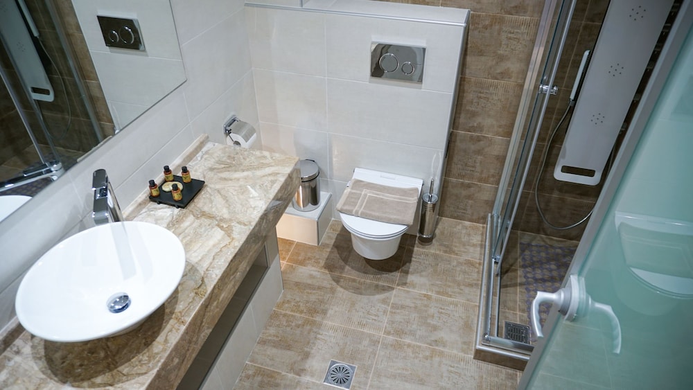 Agnes Deluxe Hotel 43/44