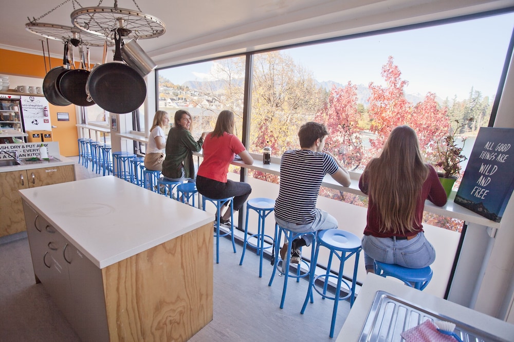 Absoloot Queenstown Backpackers 40/50