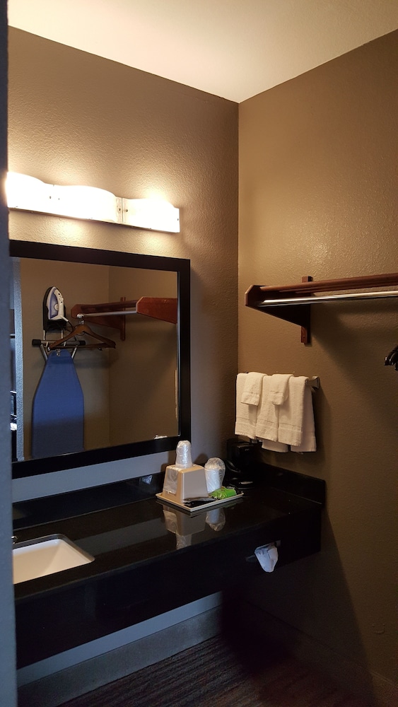 Econo Lodge Forrest City I-40 7/43