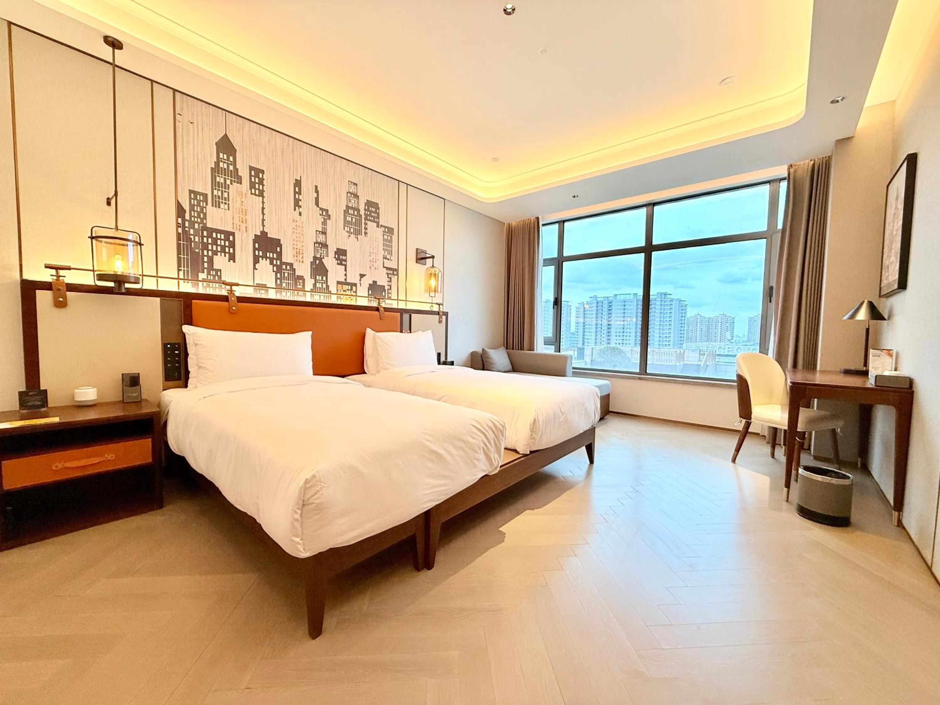 Standard, Queen Bed
