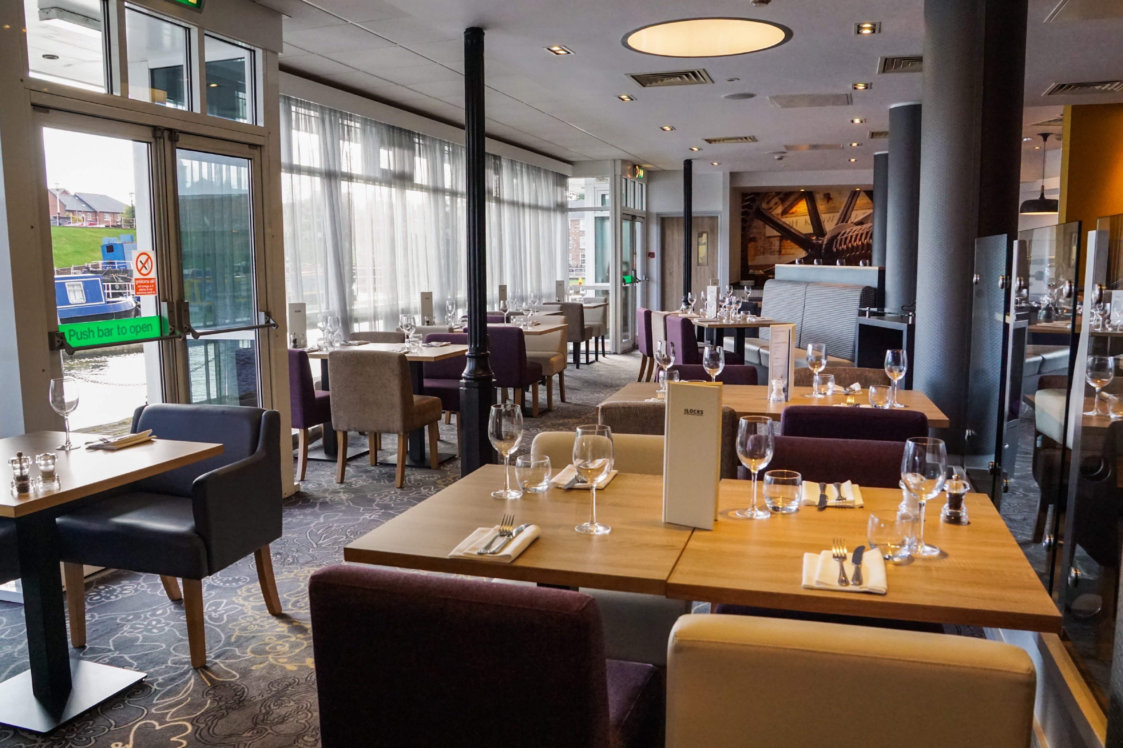 Holiday Inn Ellesmere Port Cheshire Oaks 22/48