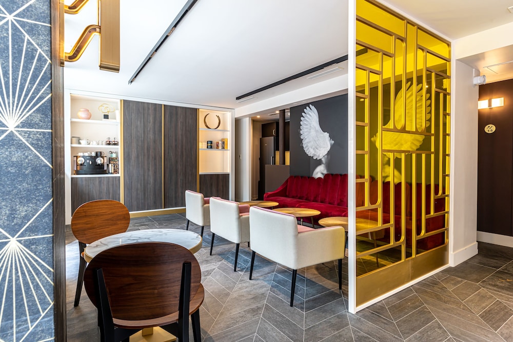 Hotel Nude Paris - Color Vision 77/81