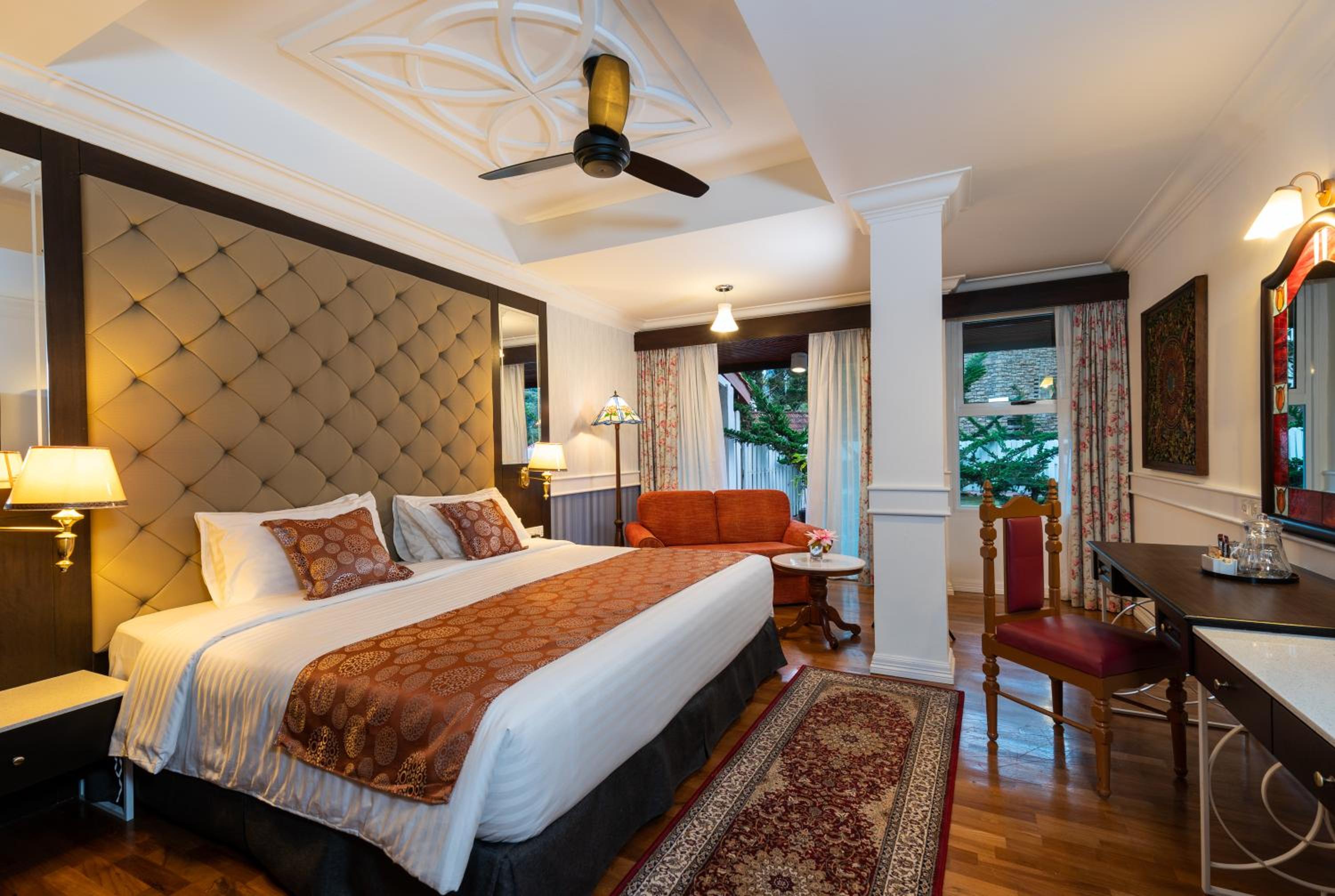 غرفة ديلوكس بسرير كينج بإطلالة على الحديقة، Century Pines Resort 3/5