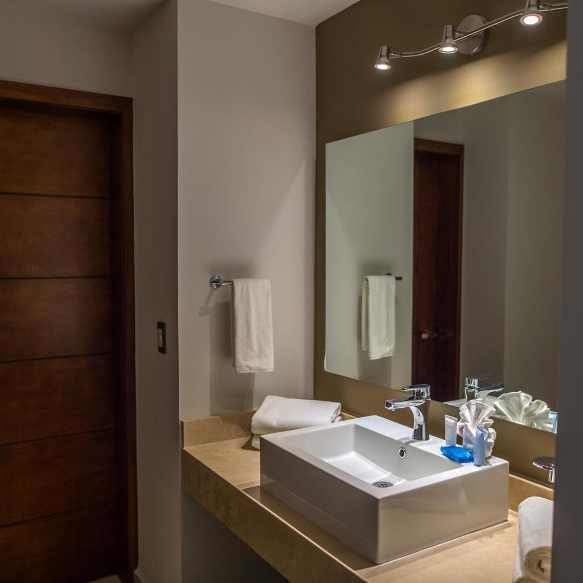 غرفة قياسية بسرير كوين بإطلالة على البحر، Ocean View Beach Hotel 8/8