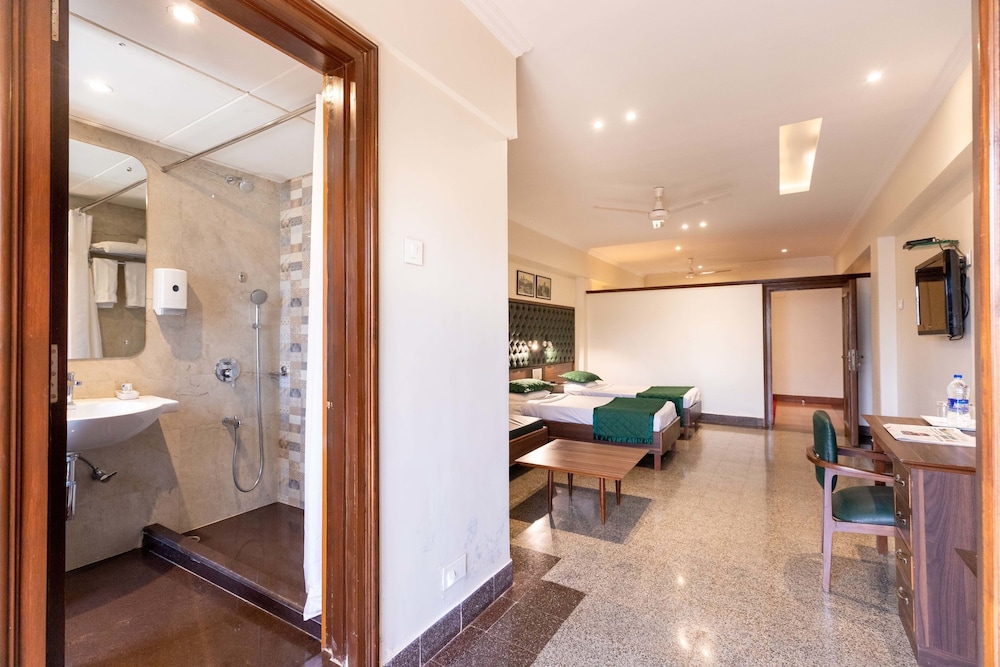 West End Hotel 28/70