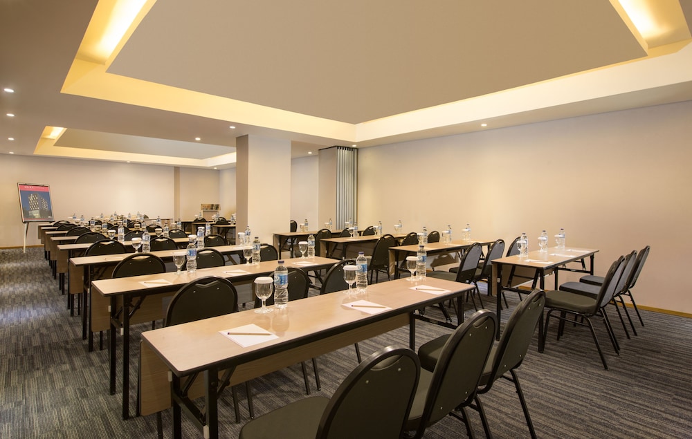 Up-Peak Hotel Simpang Lima Semarang Powered by Archipelago 31/33