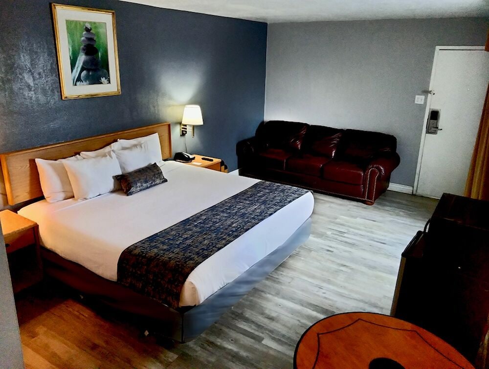DELUXE, KING BED