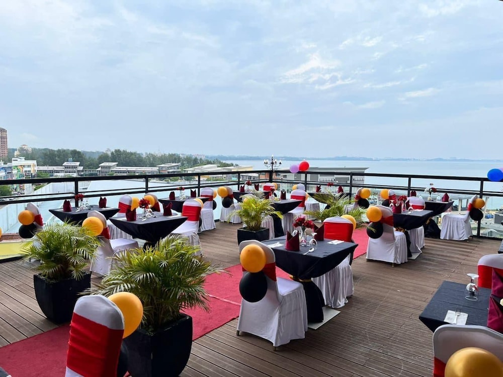 D Wharf Hotel And Serviced Residence 64/71