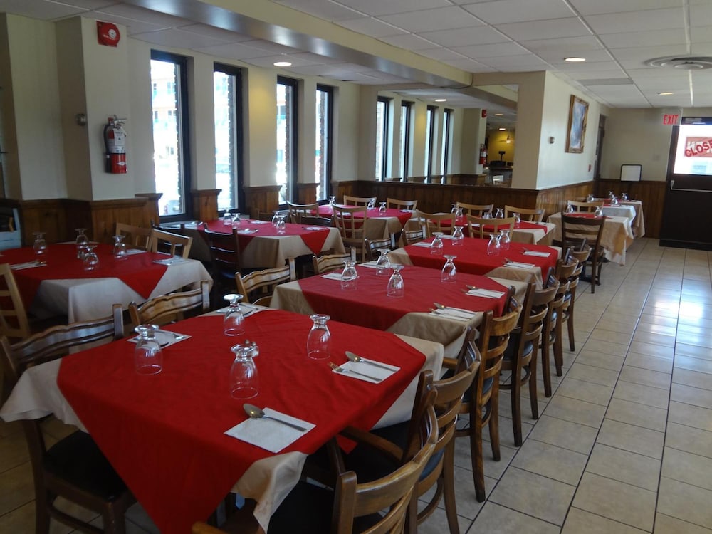 Empress Inn And Suites By the Falls 46/61