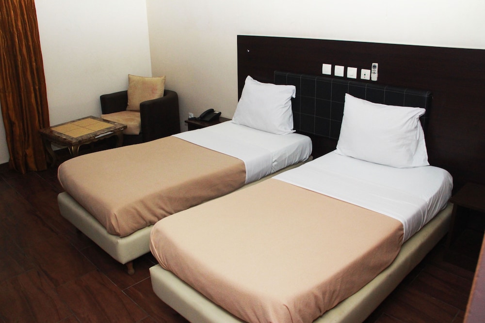 Golden Hotel 10/35