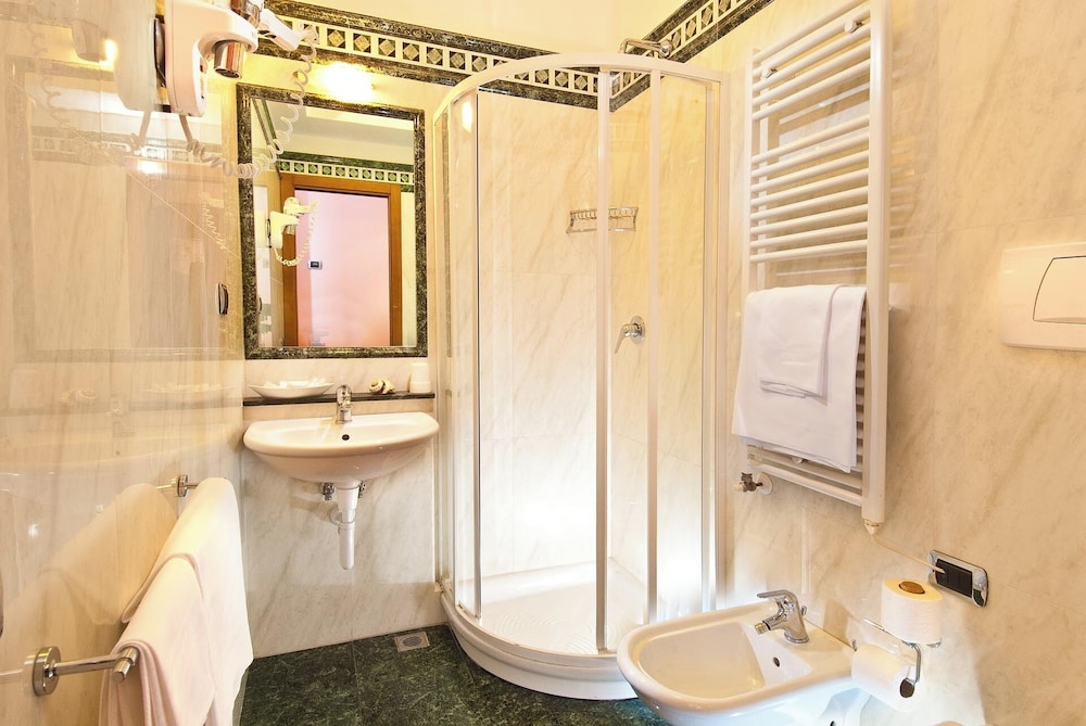 Relax, Quadruple, Double and Twin Beds، Hotel Le Querce 8/8