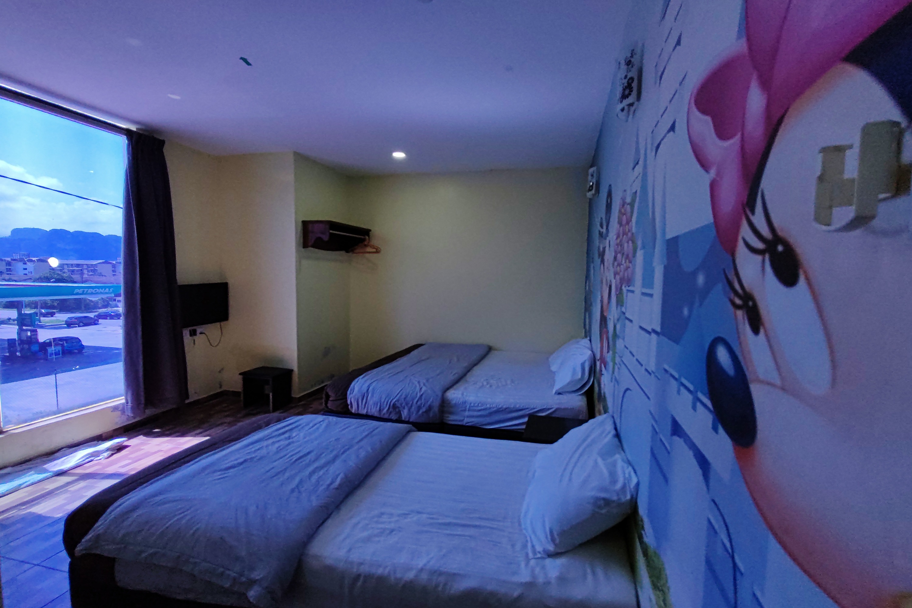 Room, Triple, No Window