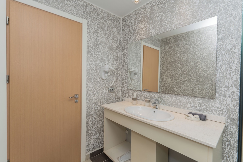 Nemesis Hotel 48/50