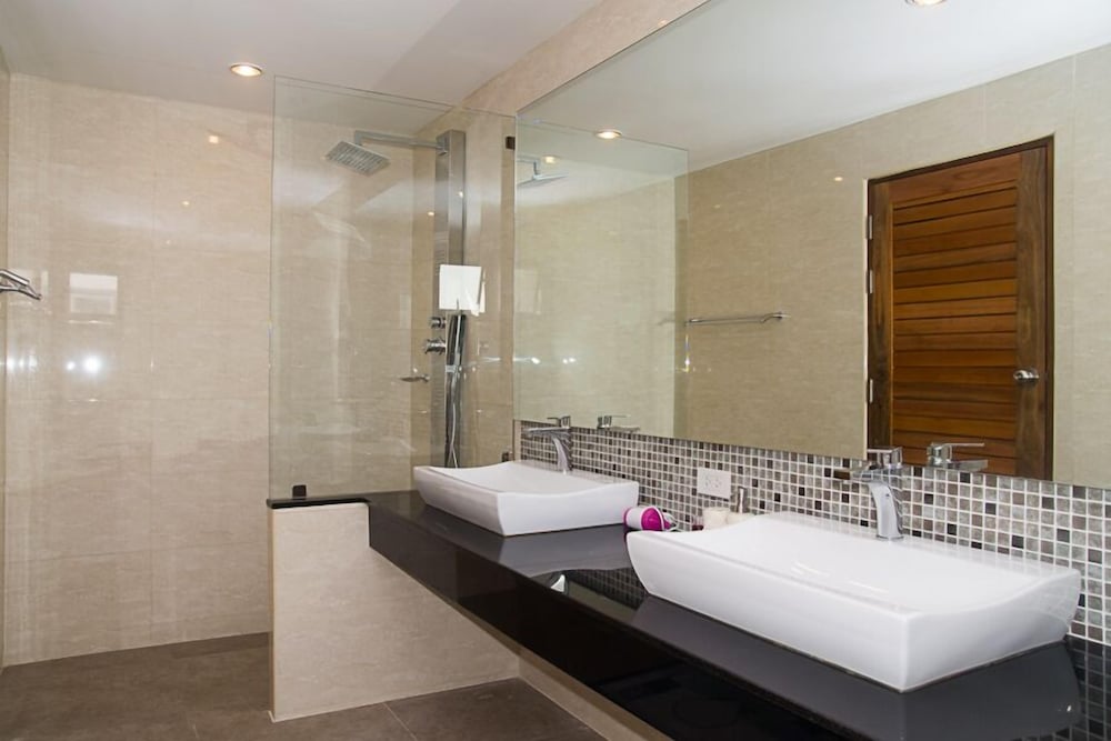 Tropical Sea View Residence 58/60