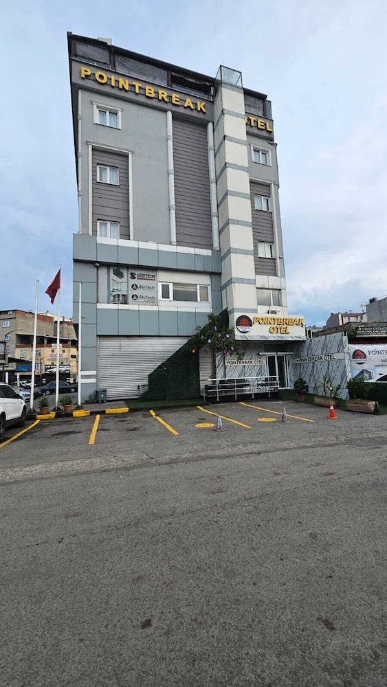 Pointbreak Hotel 40/49