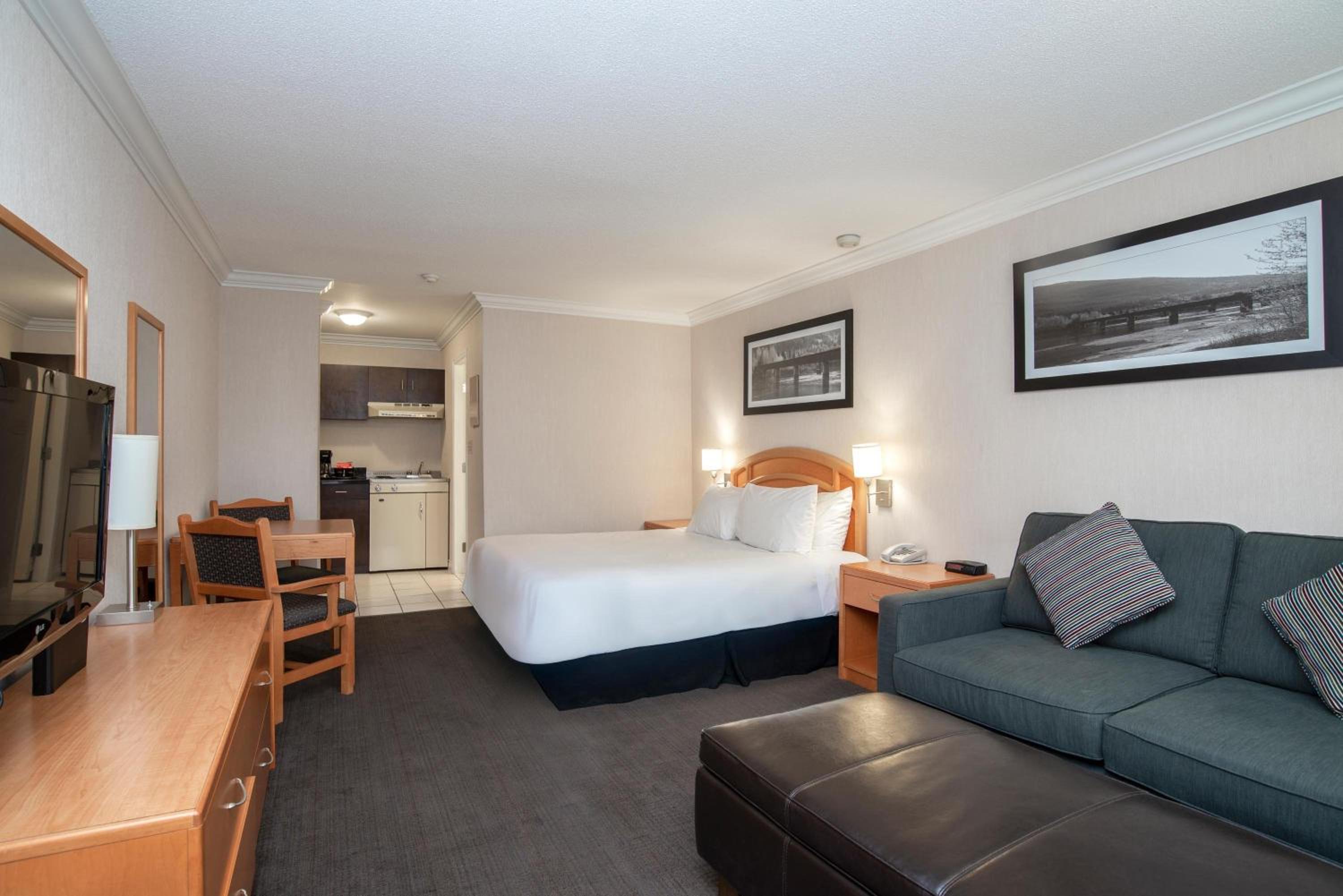 Monashee, King Bed, Sofa, Kitchen, North Wing