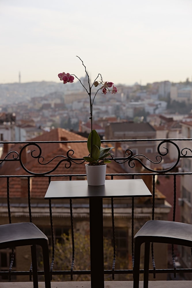 Arart Hotel 30/37