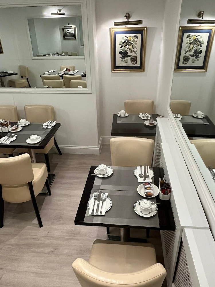 LA PLACE HOTEL 64/77