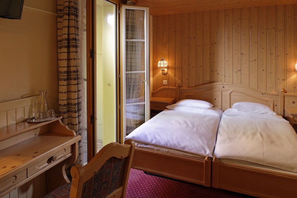 ROOM, DOUBLE BED