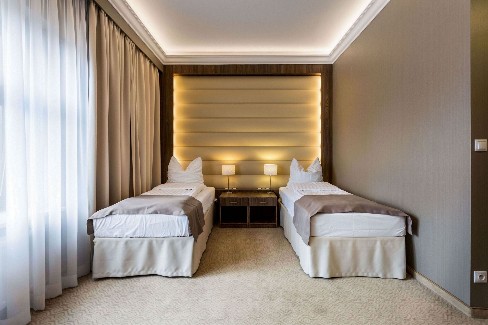 DELUXE, TWIN BEDS