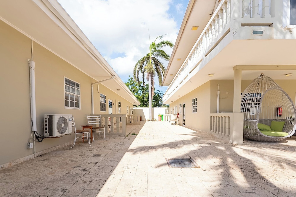 Delynne Boutique Hotel 40/50