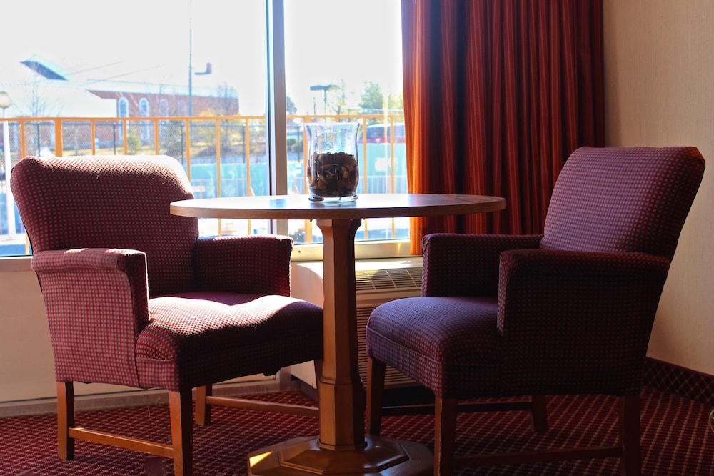 Regency Inn 25/33