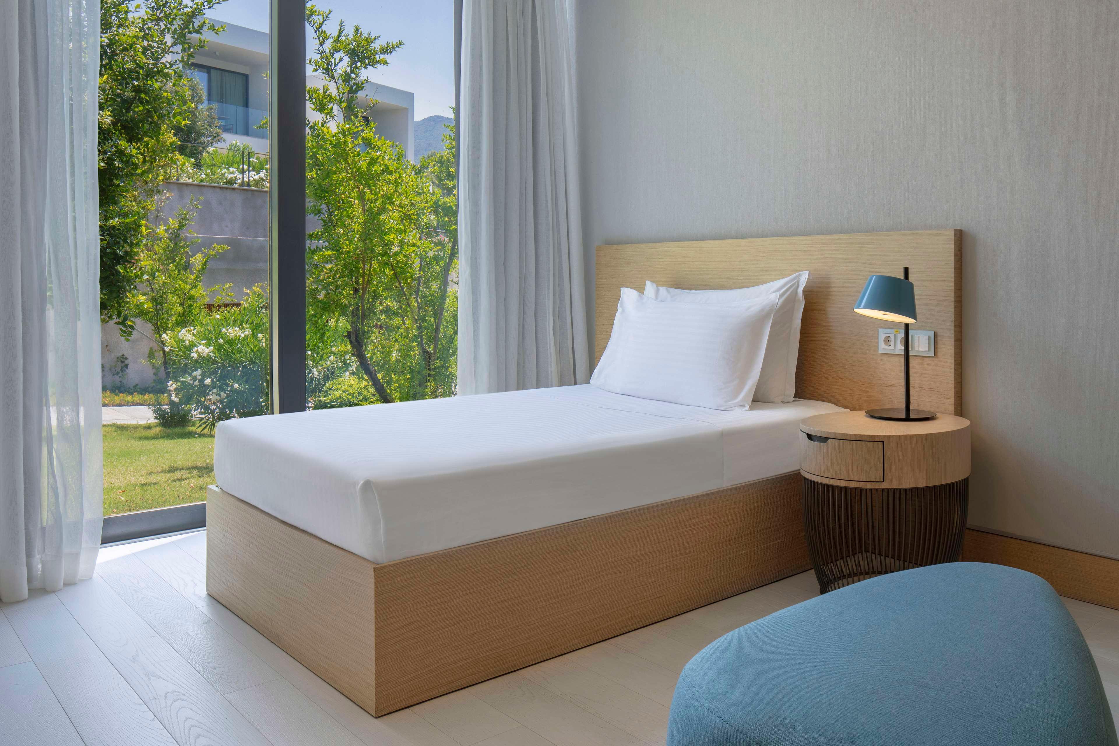 DELUXE, KING BED, PARTIAL SEA VIEW