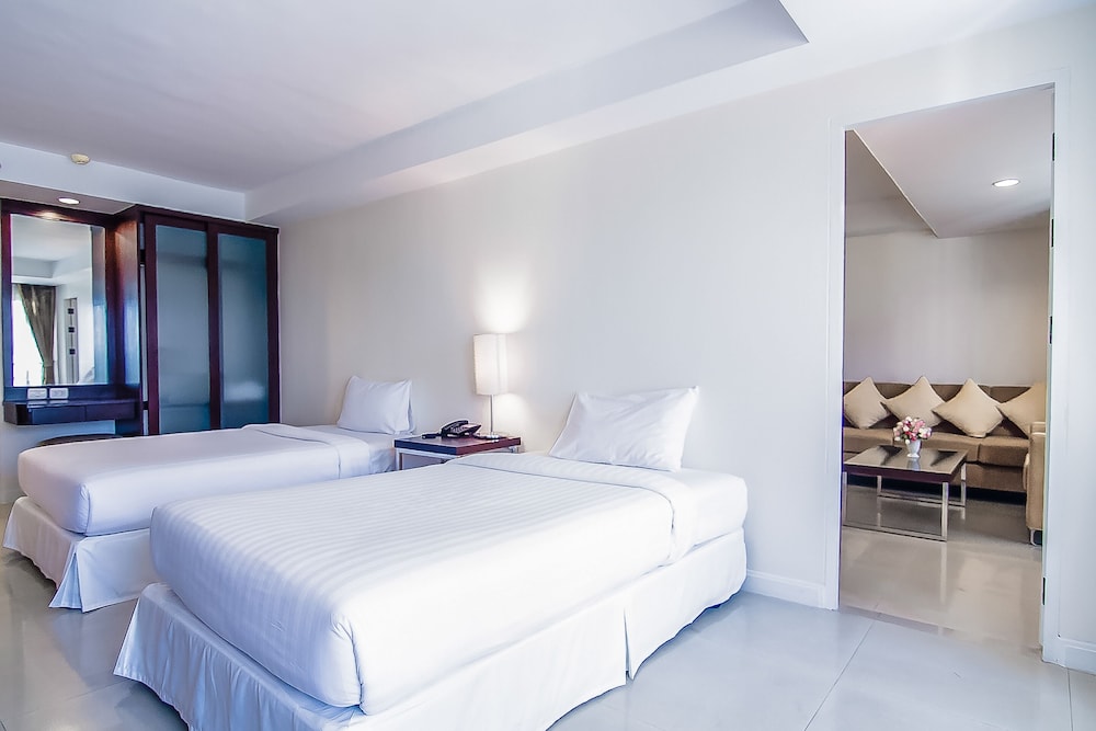 Romance Hotel Srinakarin 48/80