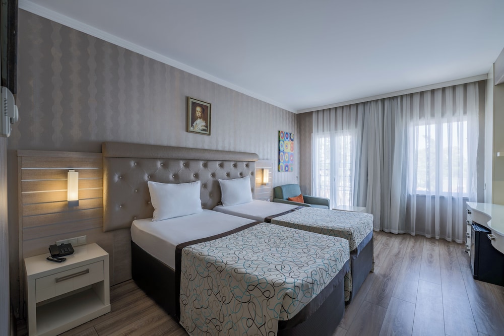 ROOM, TRIPLE, SIDE SEA VIEW