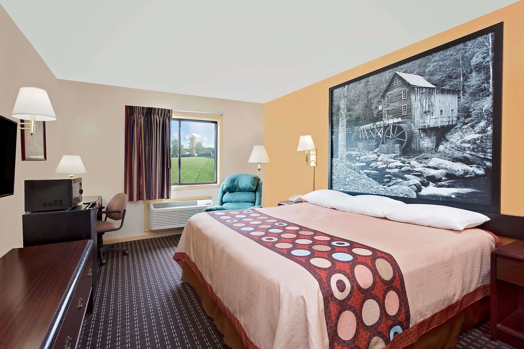 غرفة قياسية بسرير كينج، Super 8 by Wyndham Hillsville 6/10