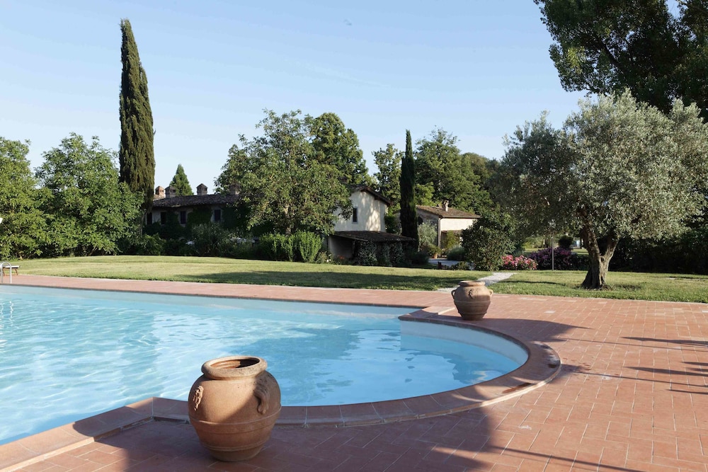 Monsignor Della Casa Country Resort 68/70