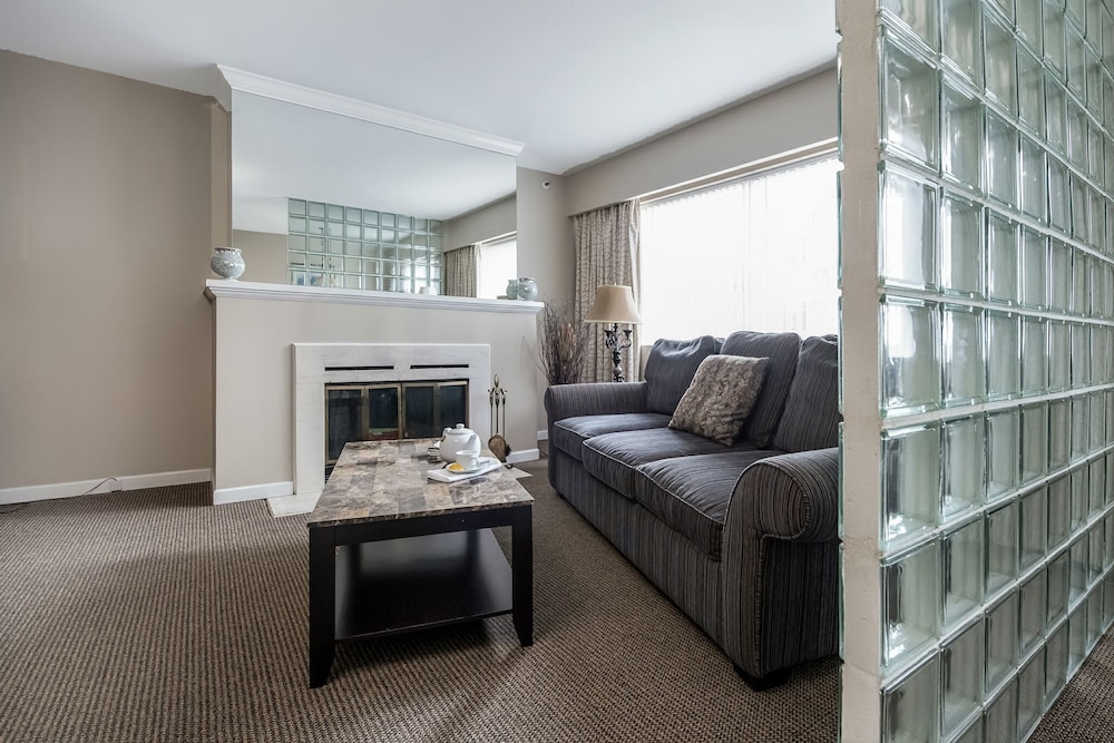 The Rosellen Suites At Stanley Park 42/74