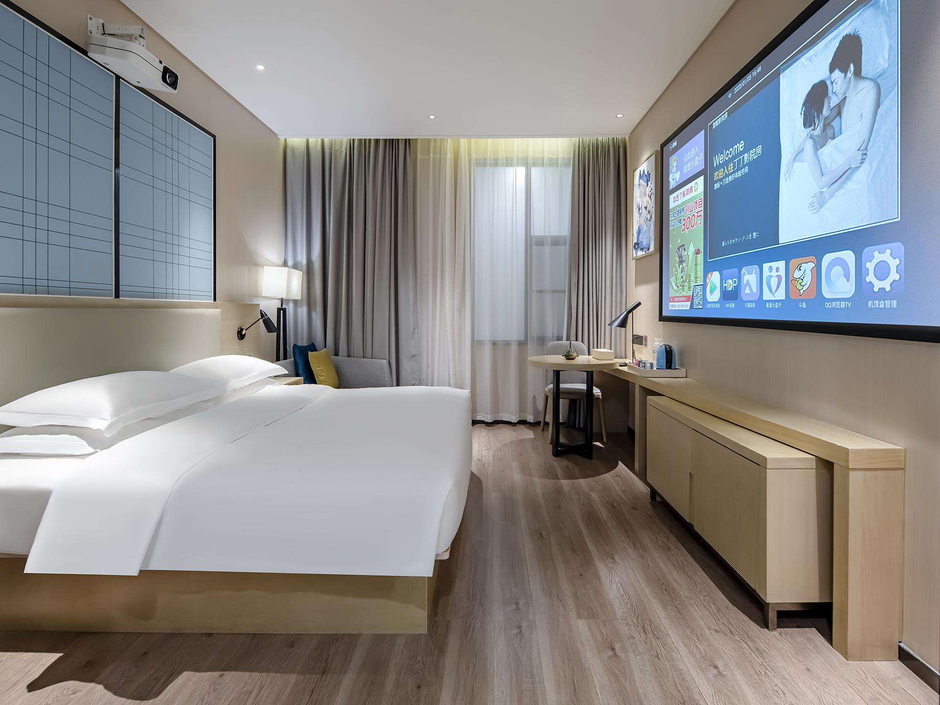 Cinema, King Bed