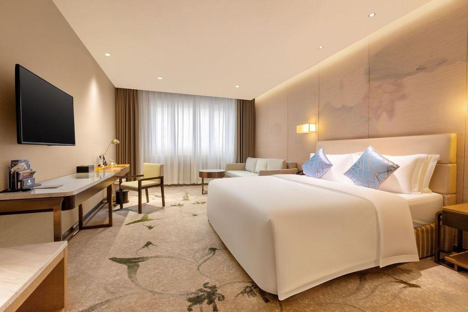 Business, Queen Bed, City View
