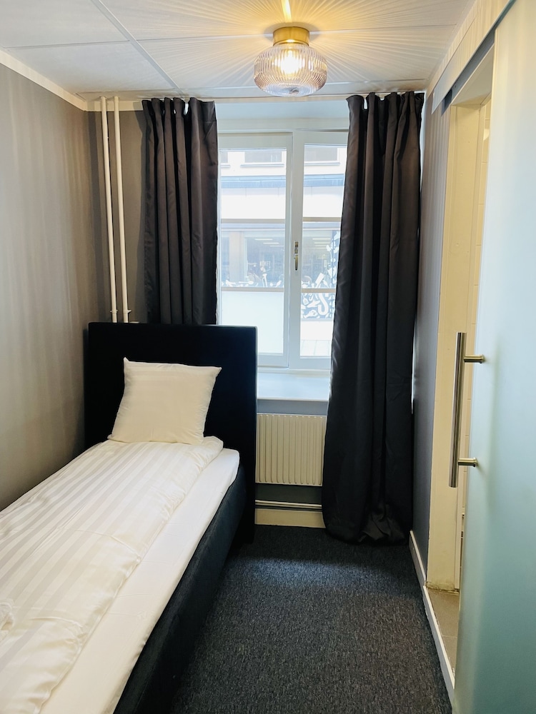 ROOM, SINGLE
