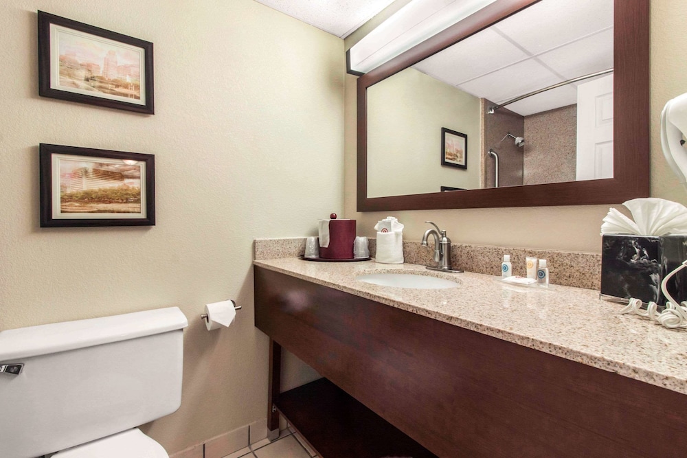Comfort Inn and Suites Omaha Central 36/42