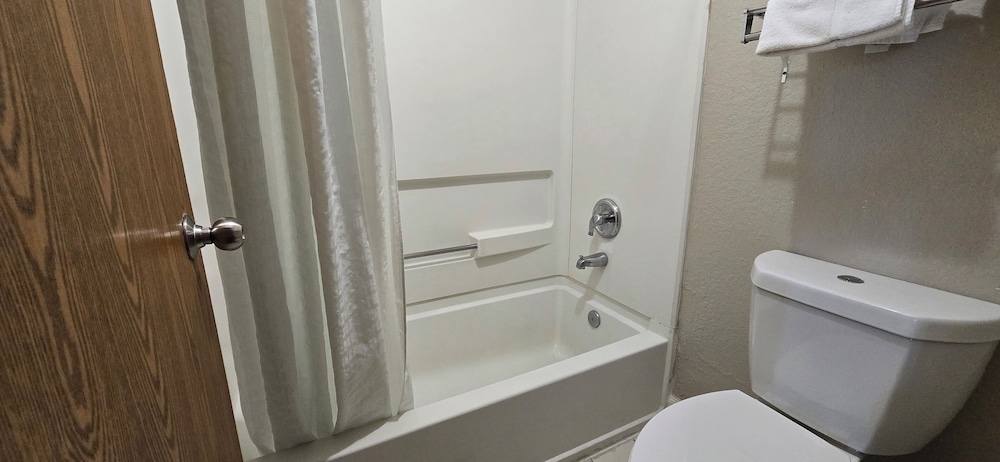 غرفة قياسية بسرير كينج، Super 8 by Wyndham San Antonio/Fiesta 5/6
