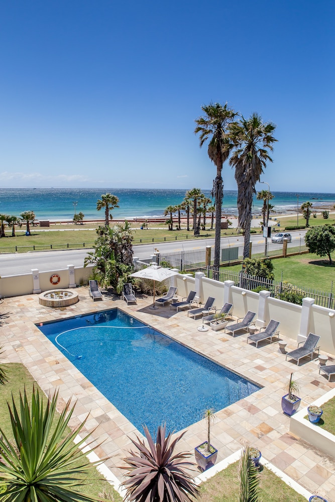 The Beach Hotel 67/72