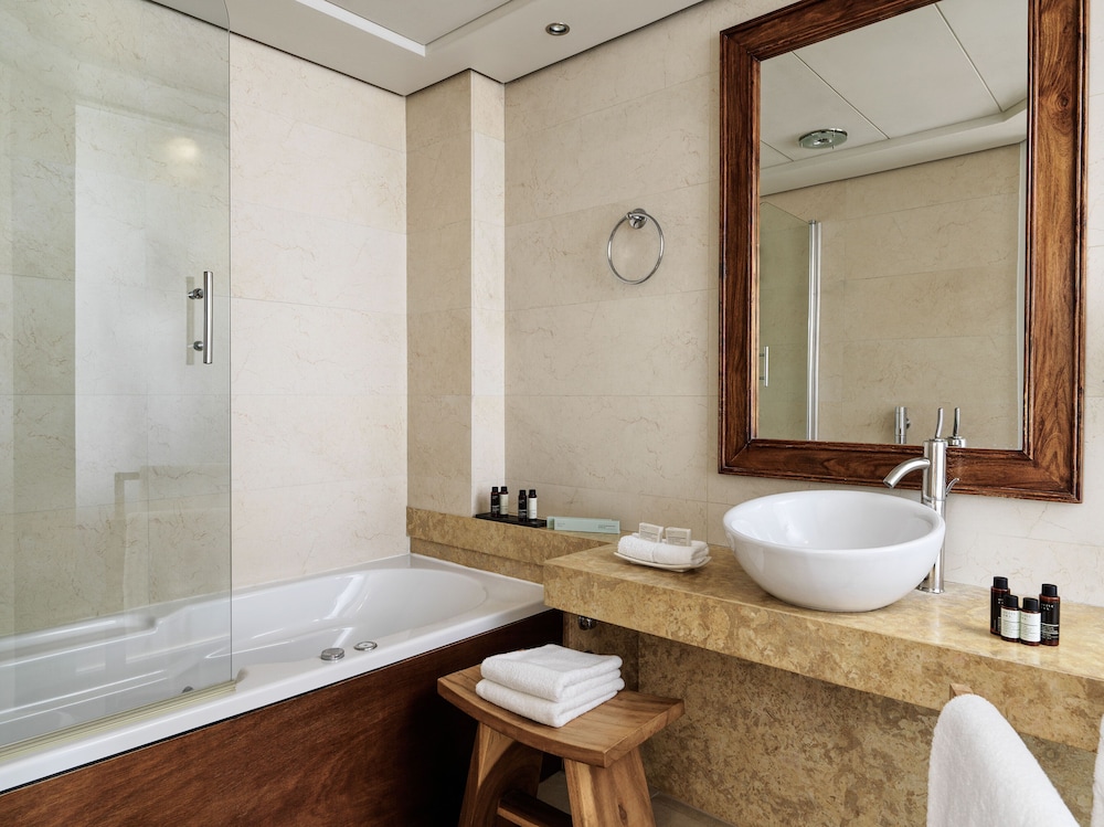 Sea View Cityscape Hotel 68/71