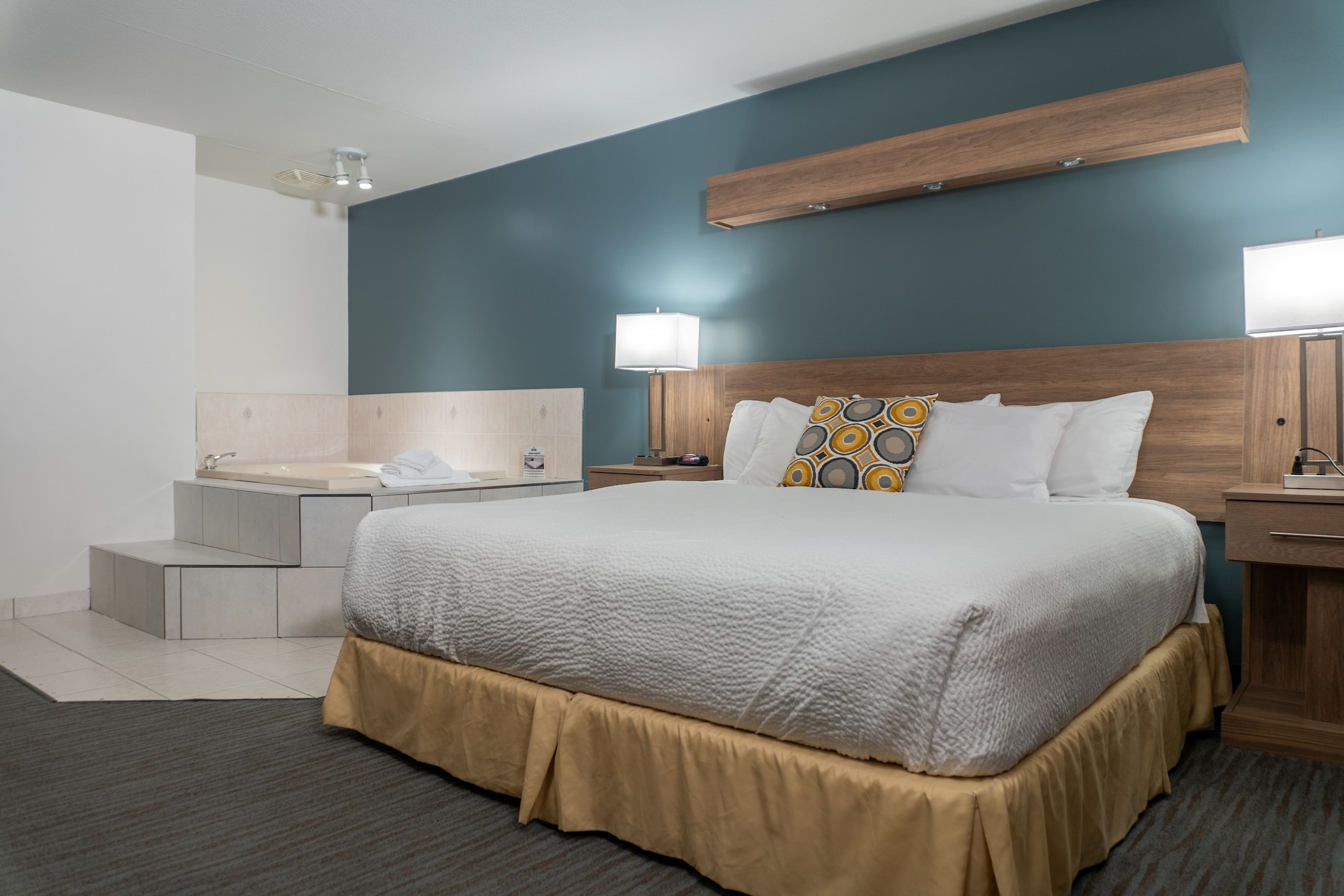 STANDARD, KING BED, JETTED TUB