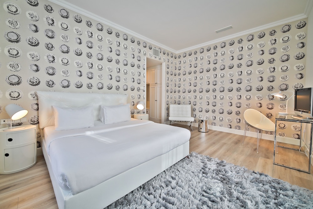 ROOM, DOUBLE OR TWIN BED