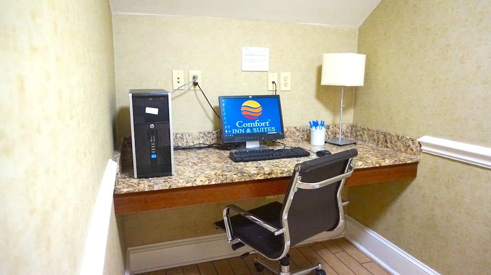 Comfort Inn & Suites Greenwood Near University 56/66