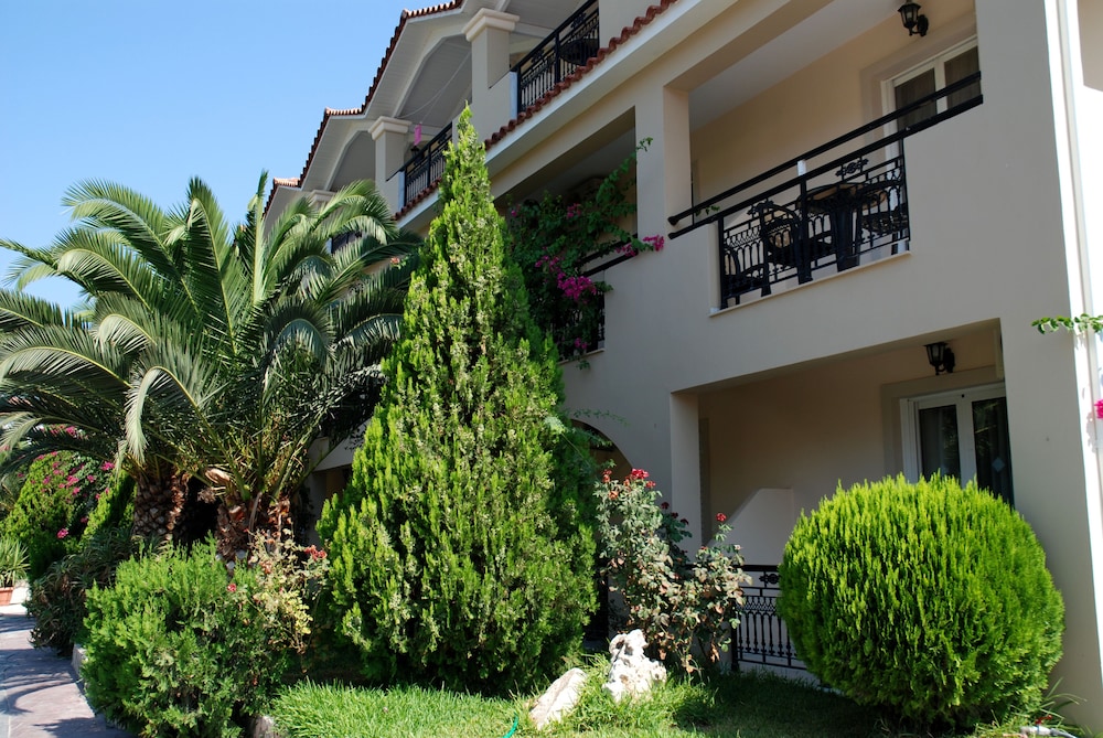 Letsos Hotel 8/75