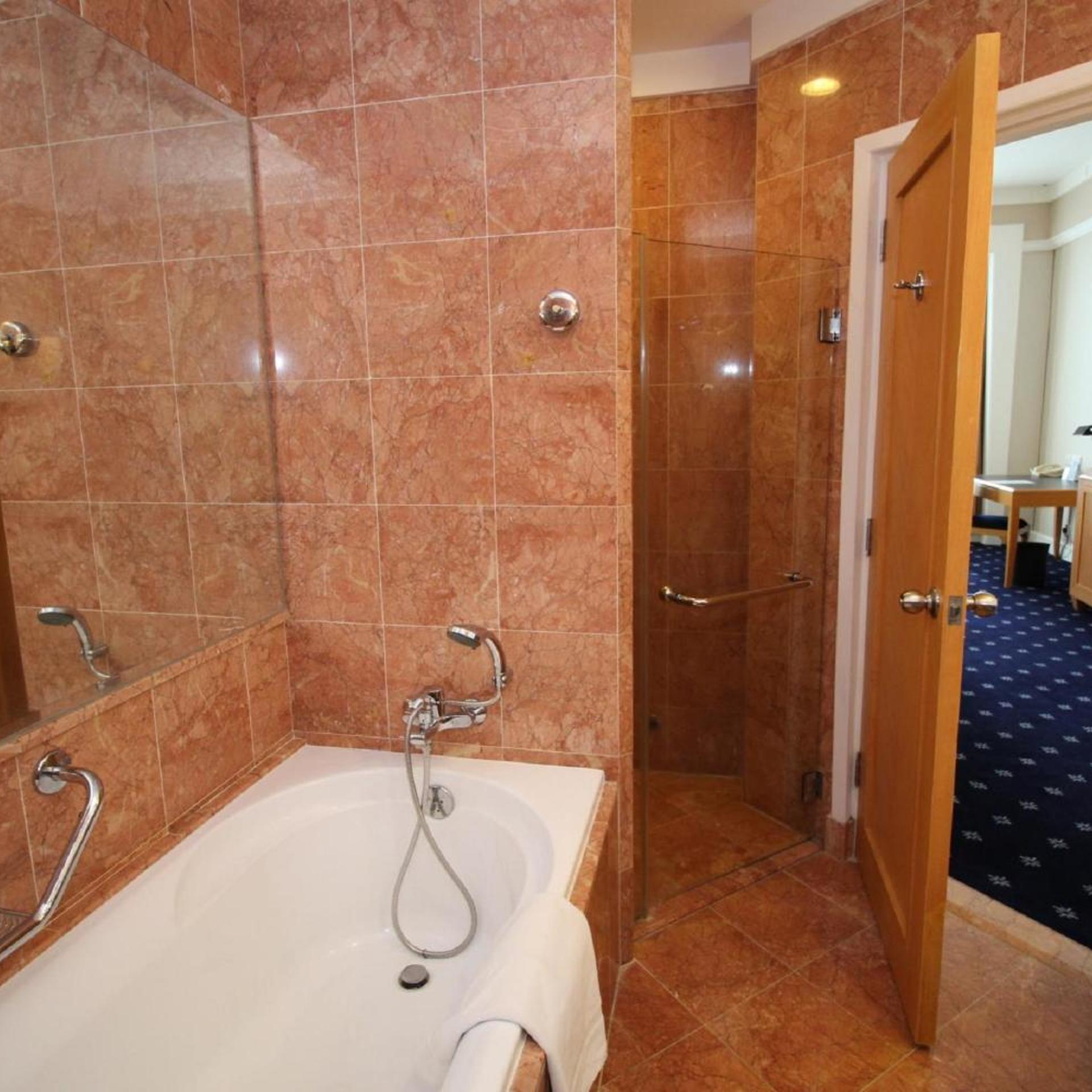 Hollywood, Executive, Twin Beds