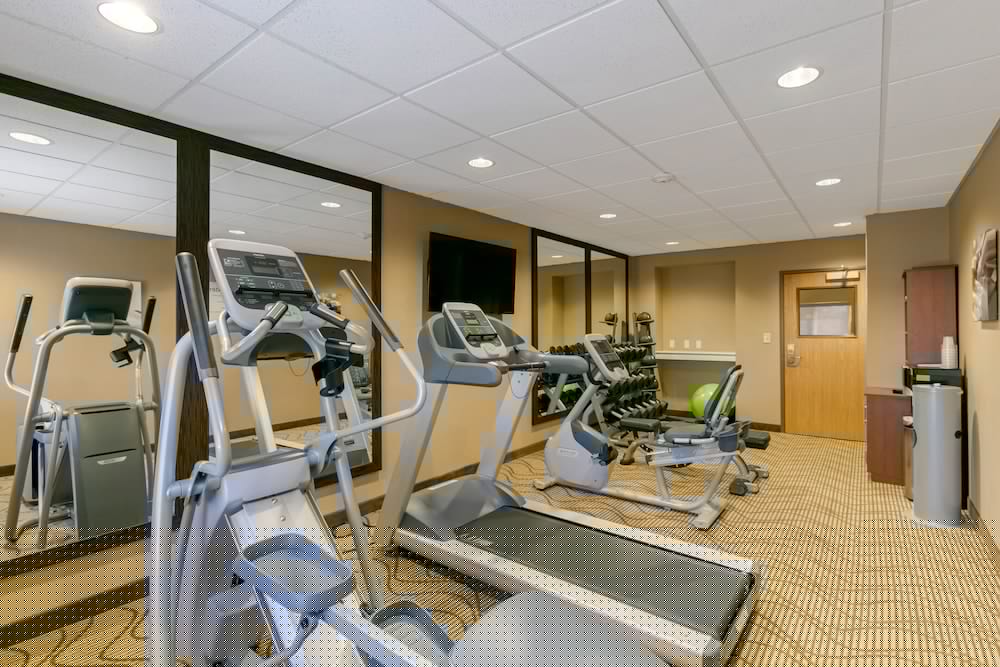 Comfort Inn & Suites Near University Of Wyoming 23/40
